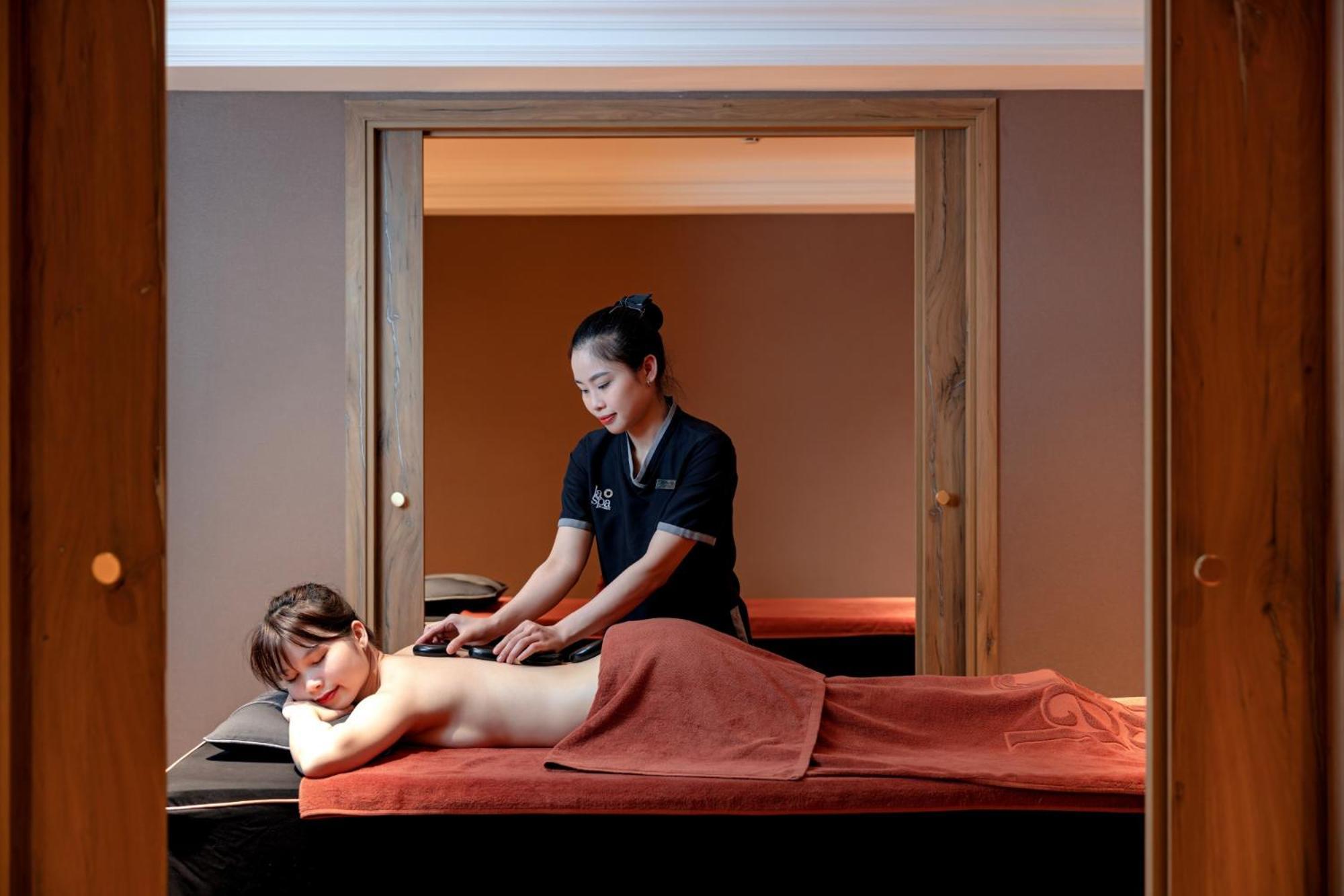 La Siesta Classic Hang Thung Hanói Exterior foto A woman receiving a massage