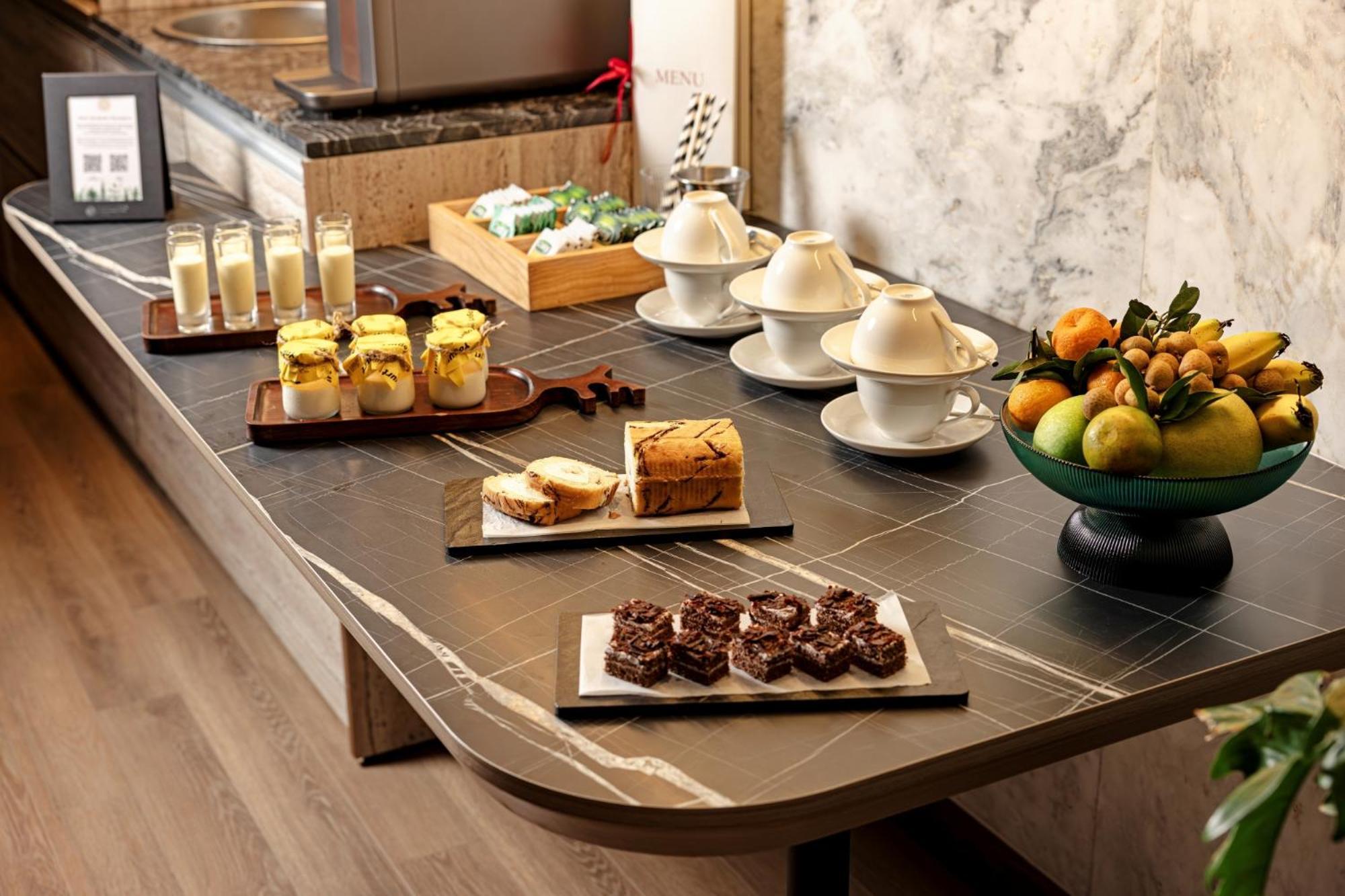 La Siesta Classic Hang Thung Hanói Exterior foto A buffet with a selection of desserts